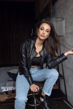 Odada poz deri ceket ve kot seksi güzel esmer 