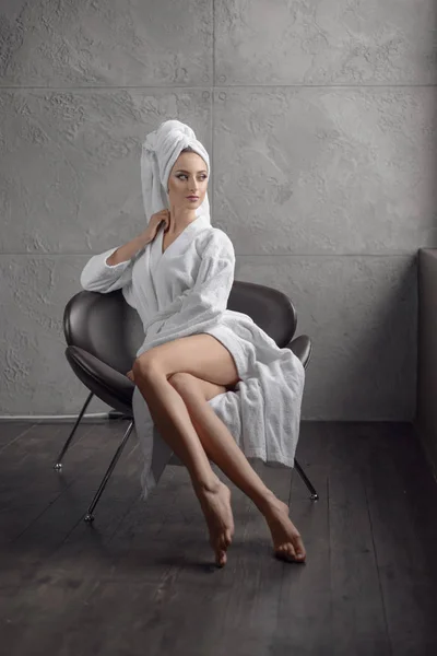 Молодая Красивая Девушка Белом Халате Полотенце Расслабляется После Спа — стоковое фото