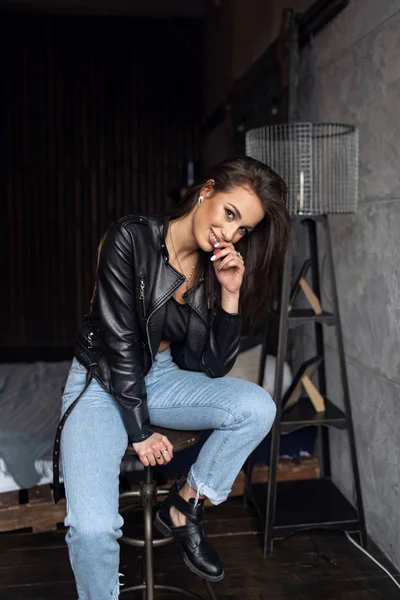 Sexy Beautiful Brunette Leather Jacket Jeans Posing Room — Stock Photo, Image