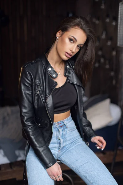 Sexy Beautiful Brunette Leather Jacket Jeans Posing Room — Stock Photo, Image