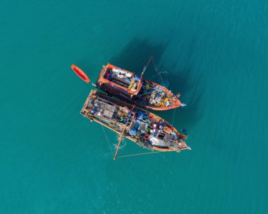 Okyanus, temiz su ve yukarıdan gelen teknelerle