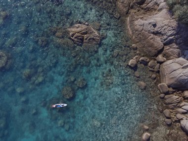 Okyanus berrak su ve kayalarla