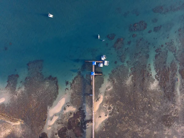 Océano Con Agua Clara Barcos Amarrados Muelle Desde Arriba — Foto de Stock