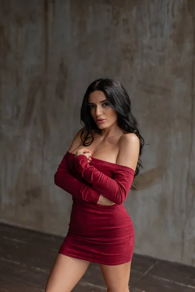 Jeune Brune Sexy Dans Une Robe Rouge — Photo