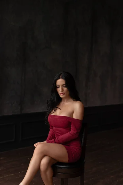 Joven Morena Sexy Vestido Rojo — Foto de Stock