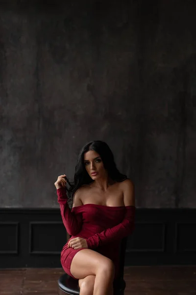 Junge Sexy Brünette Einem Roten Kleid — Stockfoto