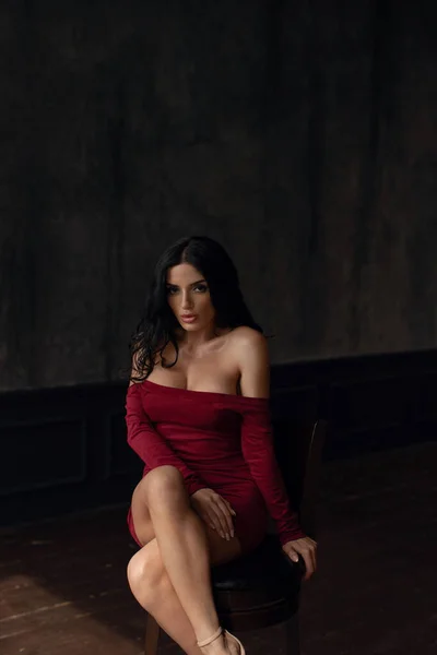Junge Sexy Brünette Einem Roten Kleid — Stockfoto