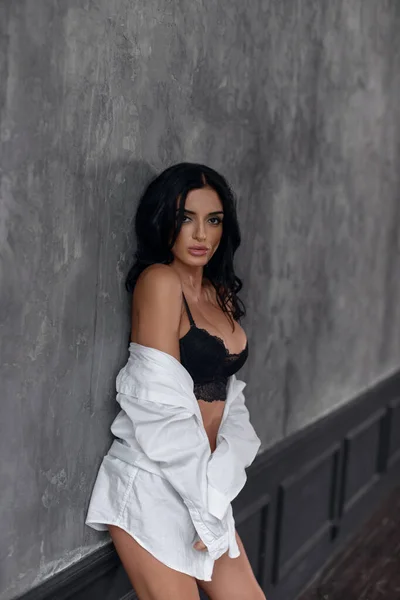 Jeune brune sexy en lingerie noire et une chemise blanche — Photo