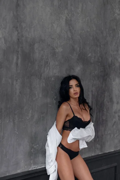 Giovane bruna sexy in lingerie nera e una camicia bianca — Foto Stock