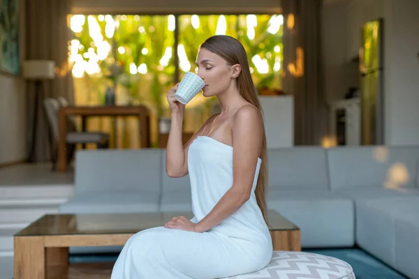 Young Woman Wrapped White Towel Sitting Drinking Coffee Spa — ストック写真