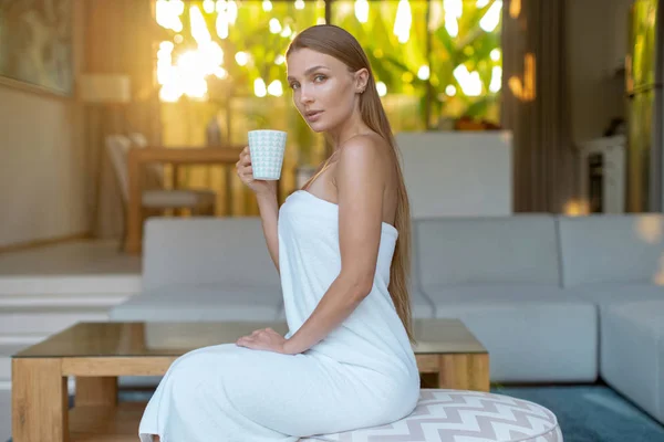 Mujer Joven Envuelta Toalla Blanca Sentada Con Taza Café Spa — Foto de Stock