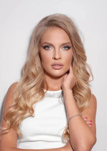 Retrato Uma Jovem Menina Bonita Vestido Branco Com Cabelo Comprido — Fotografia de Stock