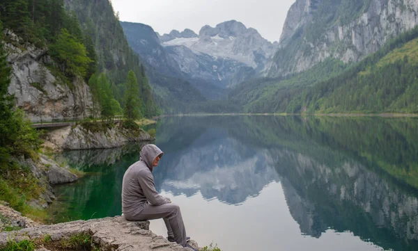 Joven Deportista Disfruta Belleza Lago Las Montañas — Foto de Stock