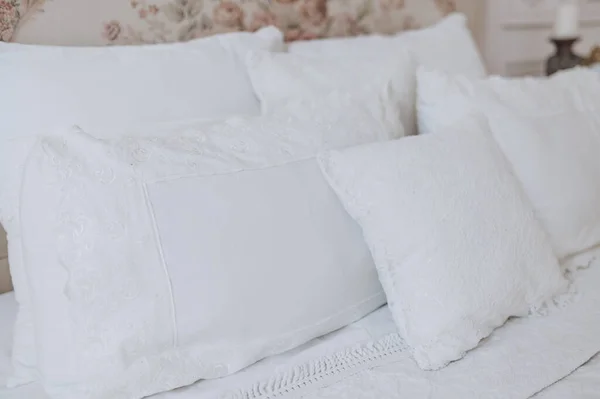 Several Beautiful White Pillows Lie Bed — Stock Photo, Image