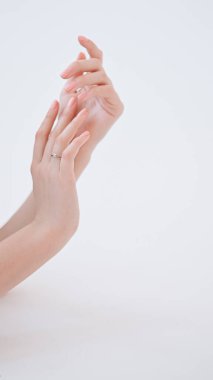 Parmağında yüzük olan güzel bir kız.