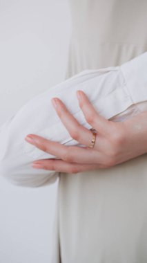 Parmağında yüzük olan bir kızın güzel eli bir erkeği kucaklıyor.