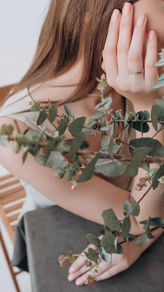 Hermosa Mano Una Chica Con Anillo Dedo Sentado Una Mesa —  Fotos de Stock