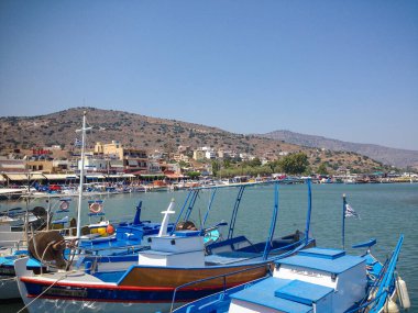 Elounda, Girit, Yunanistan - 4 Eylül 2017: Tekneler arka arkaya park edildi. Körfez manzarası, dağlar. Genel Bakış.