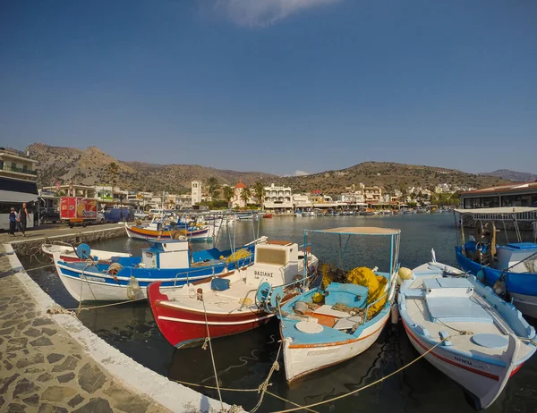 Элунда Крит Греция Сентября 2017 Года Маленькие Разноцветные Рыболовные Лодки — стоковое фото