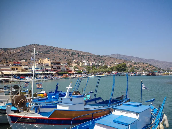 Elounda Kreta Grekland September 2017 Båtarna Står Parkerade Rad Utsikt — Stockfoto