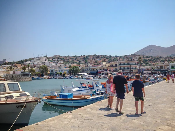 Elounda Kreta Grekland September 2017 Grekiska Viken Båtar Förtöjda Hamnen — Stockfoto