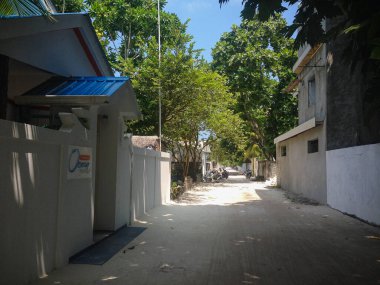 Thoddoo (Alif Elif Atoll), Maldivler - 20 Şubat 2017: Toddu adasında bir yaz günü güneşli mavi gökyüzünde misafir evleri. Görünüm.