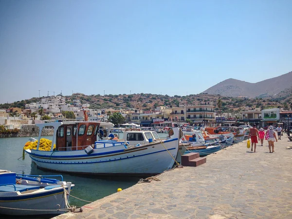 Elounda Kreta Grekland September 2017 Grekiska Viken Båtar Förtöjda Hamnen — Stockfoto