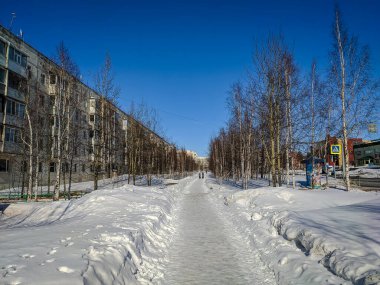Noyabrsk, Yamalo-Nenets Özerk Okrug. 21 Mart 2020: Ağaçlı güzel kış patikası. Kentsel kuzey panelleri. - Rusya. Yatay olarak. Görünüm.