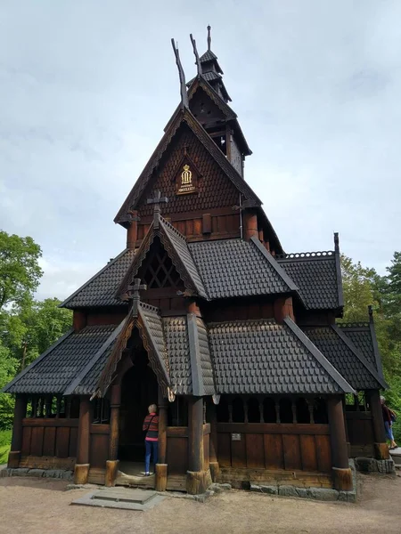 Oslo, Norveç. 25 Ağustos 2017: Norveç Halk Müzesi Norsk Folkemuseum. Stavkirka çivisi olmayan bir Viking kilisesi. Perçinli kilise (Nor. Golstavkirke). Tapınak 800 yıldan daha eski. Görünüm.