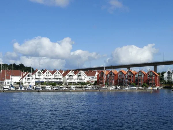 Stavanger, Norveç 'te tekneleri ve evleri olan güzel körfez.. 