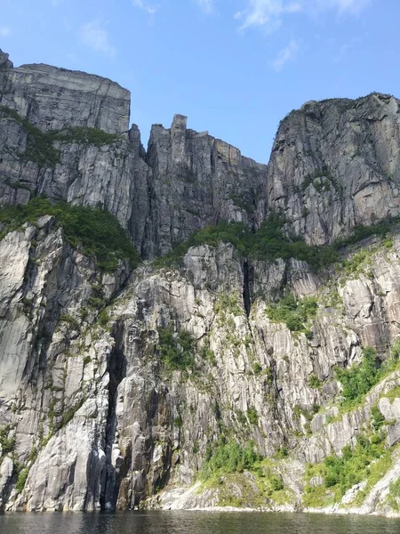 偷来的或者是 讲坛摇滚 挪威Lysefjord上方604米高的一个巨大悬崖的底部视图 — 图库照片