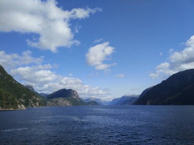 Norveç 'in Lysefjord kentindeki güzel Norveç dağları ve uçurumları.