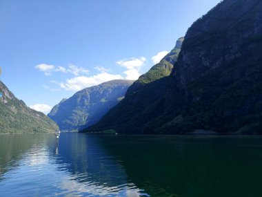 Norveç 'in Hardangerfjord kentindeki güzel Norveç dağları ve uçurumları.