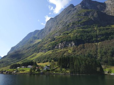 Norveç 'in Hardangerfjord kentindeki güzel Norveç dağları ve uçurumları.