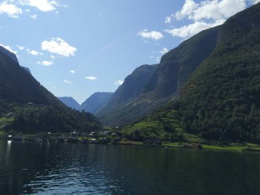 Norveç 'in Hardangerfjord kentindeki güzel Norveç dağları ve uçurumları.