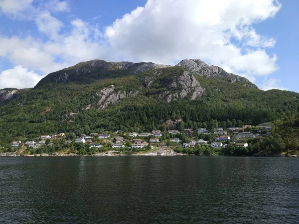 Prachtige Kustlijn Met Noorse Huizen Bergen Stavanger Noorwegen — Stockfoto