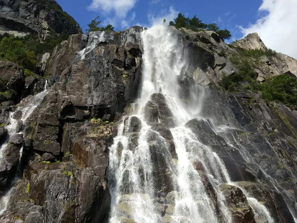 Norveç 'in Lysefjord, Norveç' teki güzel dağları, şelaleleri ve uçurumları. 