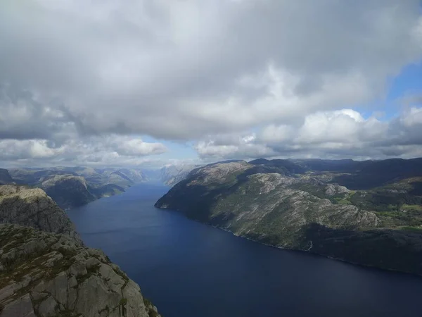 偷来的或者是 讲坛摇滚 挪威Lysefjord上方604米高的一个巨大悬崖的顶部视图 — 图库照片