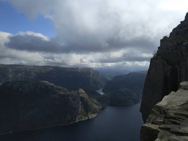 偷来的或者是 讲坛摇滚 挪威Lysefjord上方604米高的一个巨大悬崖的顶部视图 — 图库照片