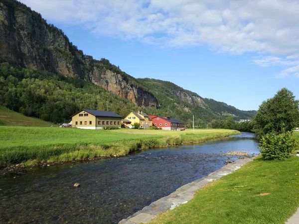 Noorse Huizen Groene Weiden Bergen Noorwegen — Stockfoto