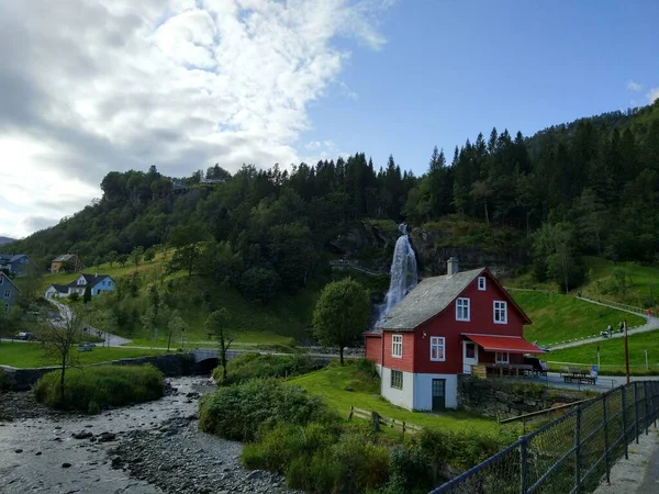 Rood Noors Huis Groene Weiden Waterval Bergen Noorwegen — Stockfoto