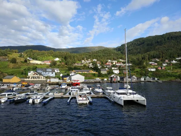 挪威Hardanger Fjord美丽的海湾 有船只和房屋 — 图库照片