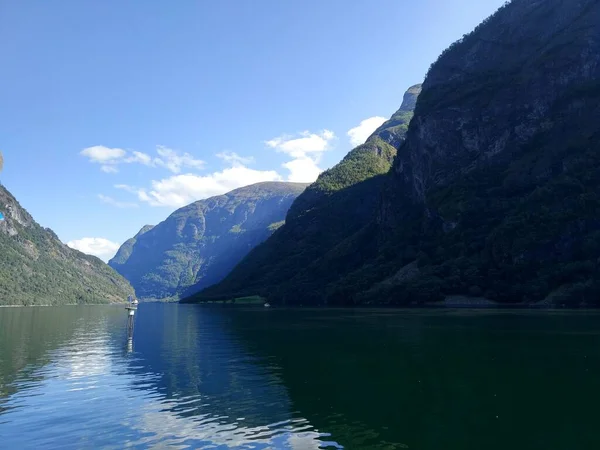 挪威危险峡湾中美丽的挪威山脉和悬崖 — 图库照片