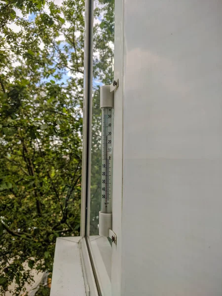 Sommerwetter Das Thermometer Auf Dem Balkon Zeigt Grad Kamen Obi — Stockfoto