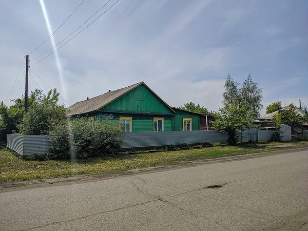 ロシアの村 都市道路は ロシアのアルタイ 仮面ナ帯の家の近くを通過します — ストック写真