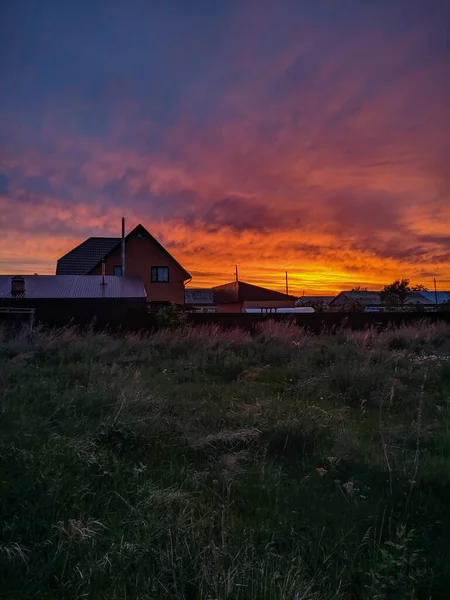Roter Abendhimmel Vor Dem Hintergrund Eines Hauses Mit Gras Kamen — Stockfoto
