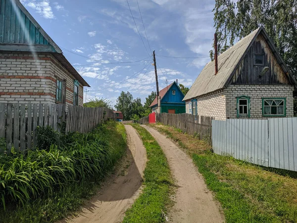 Kamen Obi Altai Rusia Mayo 2020 Camino Del Pueblo Junto — Foto de Stock