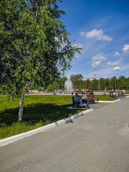 Noyabrsk Russia May 2020 City Square Recreation People Sit Bench — Stock Photo, Image