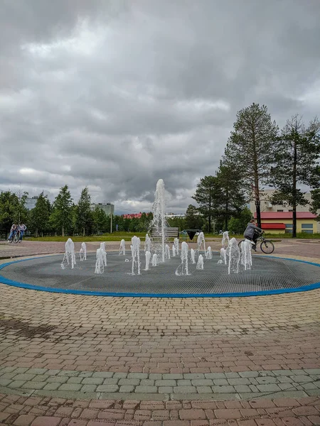 Noyabrsk Rússia Maio 2020 Passeio Crianças Perto Fonte Cidade — Fotografia de Stock