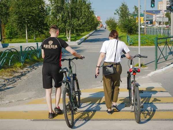 Noyabrsk Oroszország Augusztus 2020 Emberek Kerékpárok Sétálnak Egy Gyalogos Zebrán — Stock Fotó